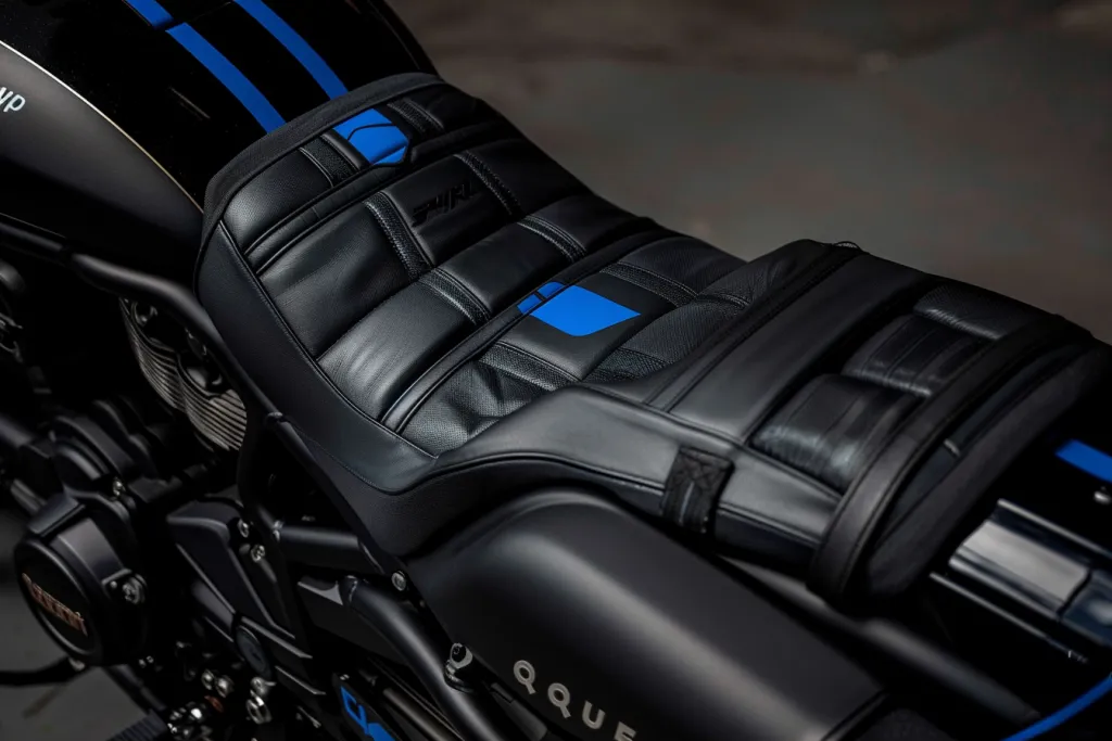 Una funda de asiento de motocicleta negra y azul.