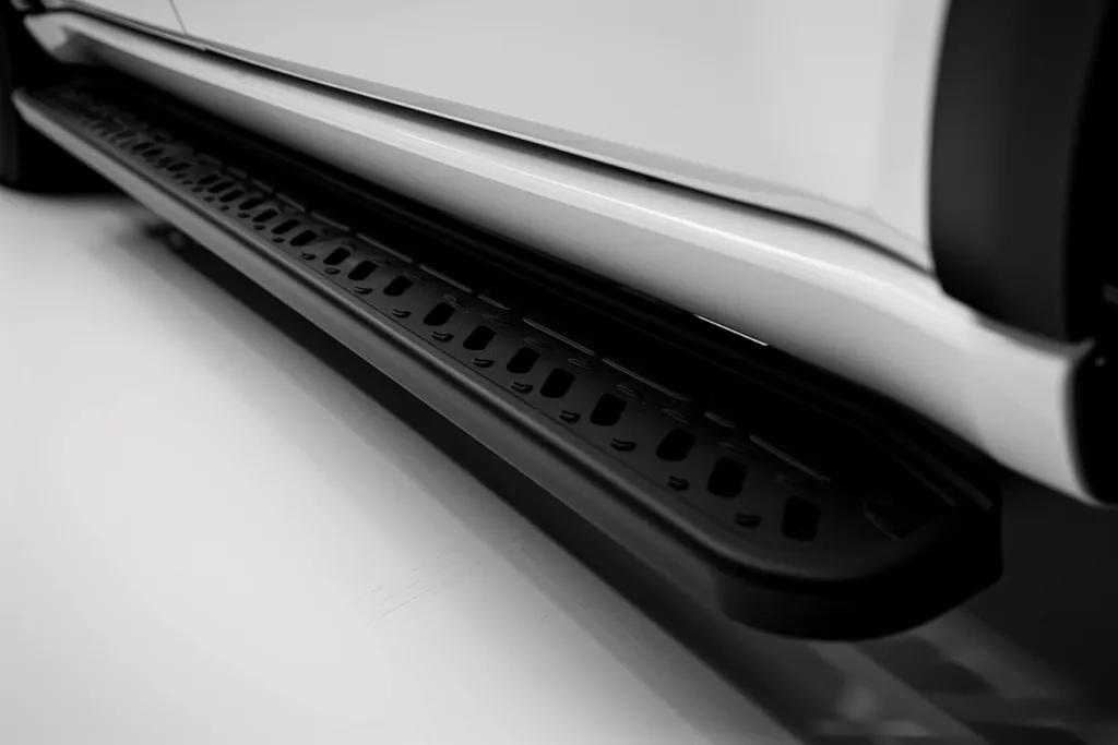 Uma foto em preto e branco da placa de degrau de um SUV