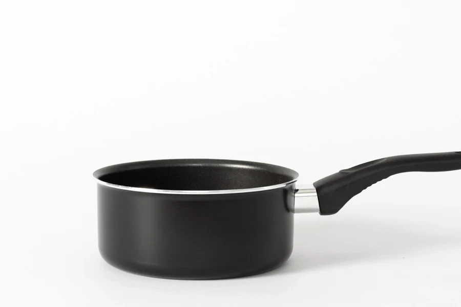 Une casserole noire avec un long manche