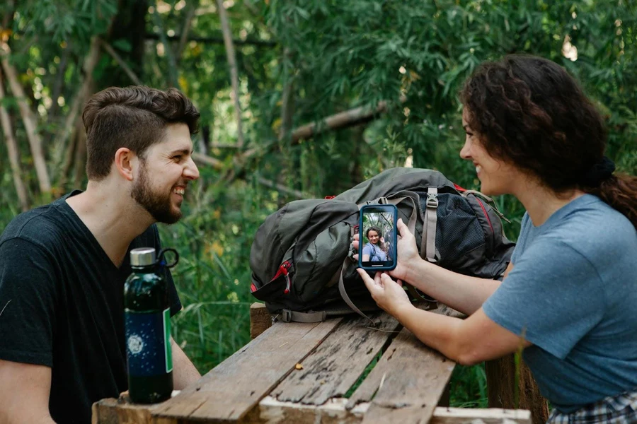 Ein Paar im Wald mit einer smarten Isolierflasche