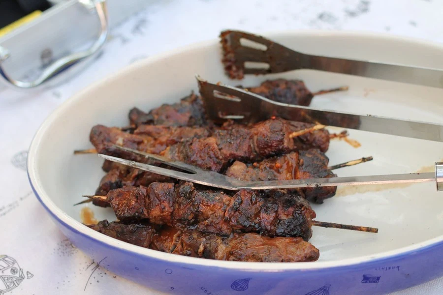 Un plat avec de la viande de barbecue