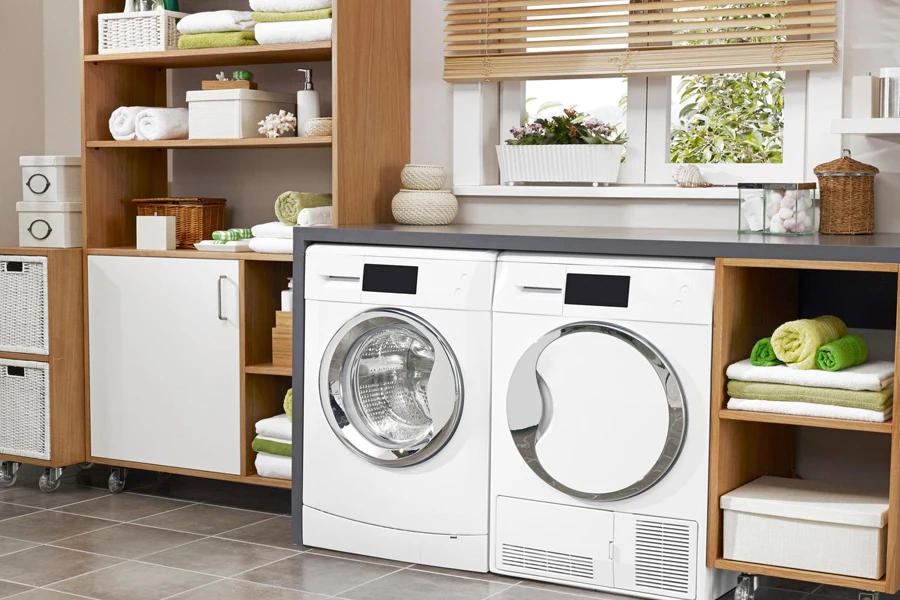 A laundry room with a washing machine and dryer
