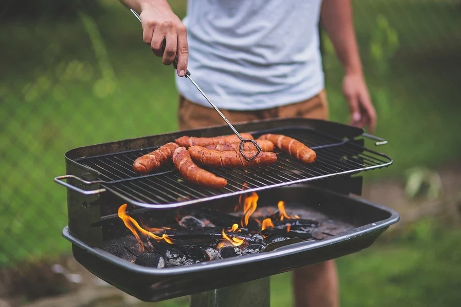 Um homem fazendo churrasco