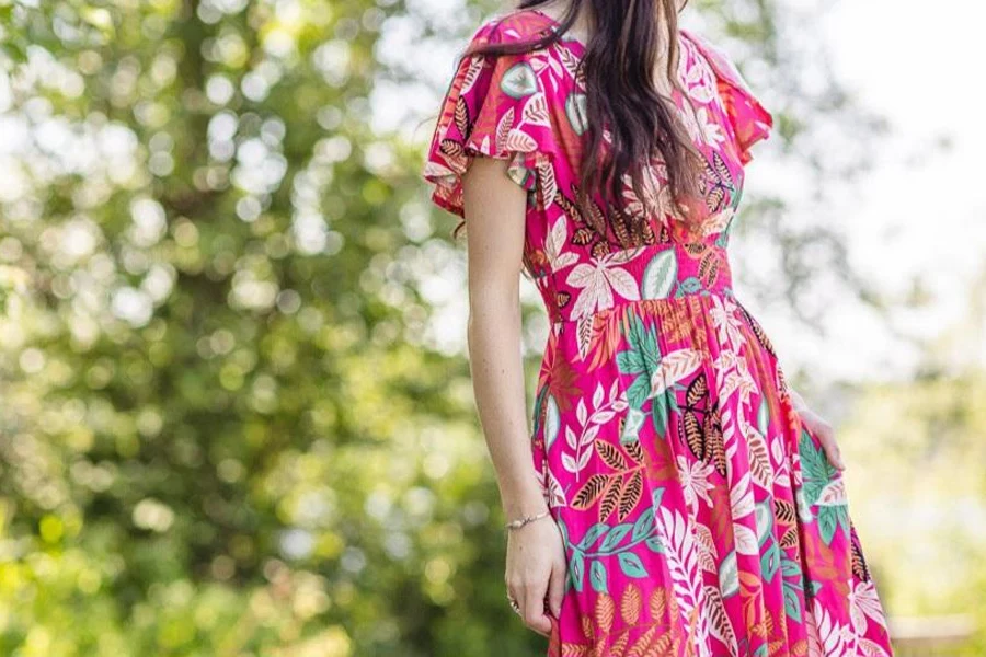 Un vestido rosa con mangas divertidas.