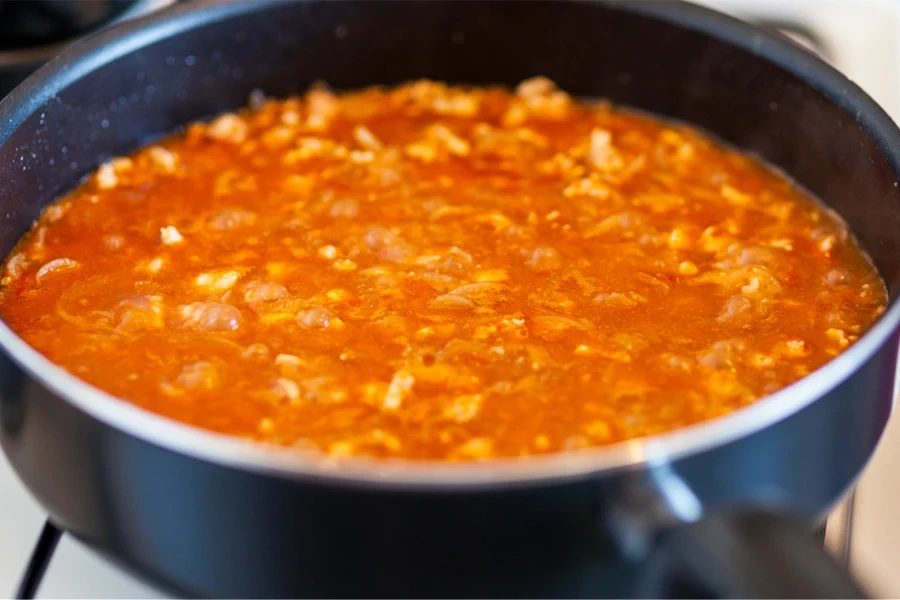 Une casserole avec du ragoût sur une cuisinière à gaz