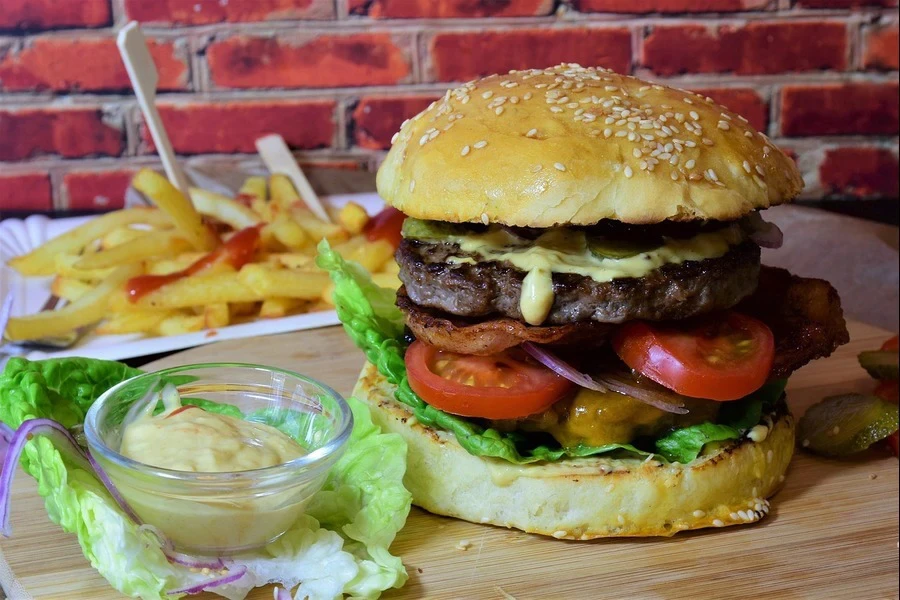 Un delizioso hamburger al barbecue