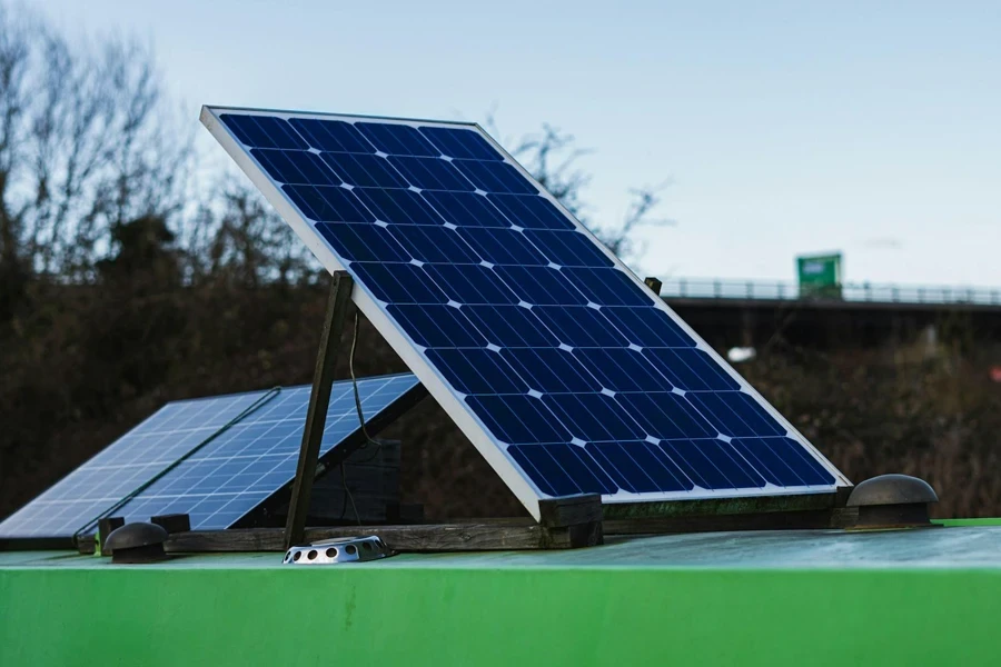 Um único painel solar voltado para a direita