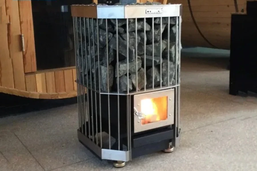 Una pequeña estufa de sauna de leña para calentar rocas.