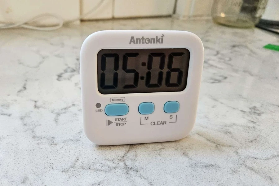 Un timer da cucina digitale bianco