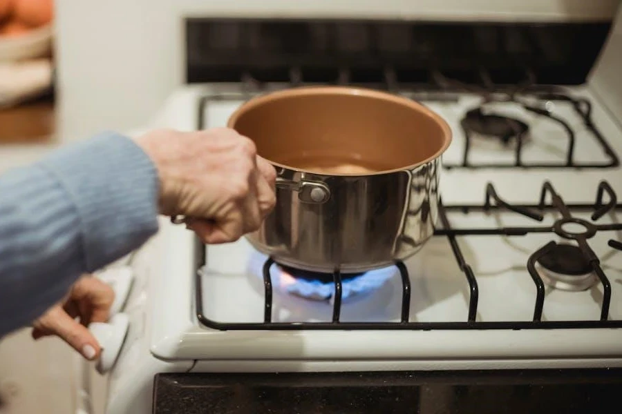 Une femme chauffant une casserole