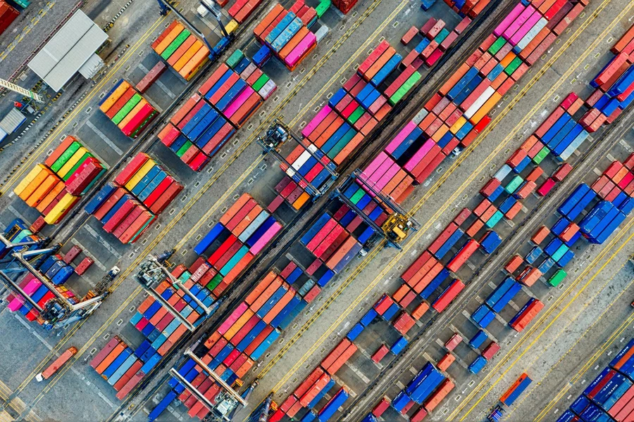 Fotografía aérea del lote de furgonetas portacontenedores