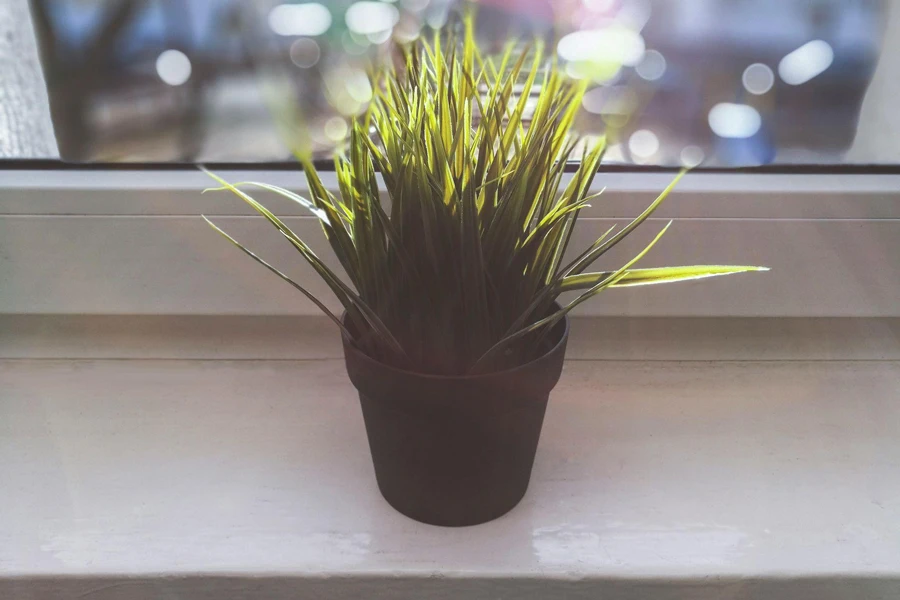 Eine künstliche Pflanze auf einer Fensterbank