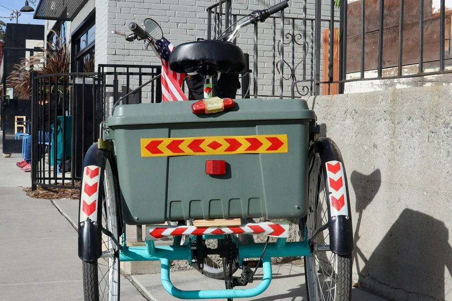Un triciclo elettrico con un trasportatore