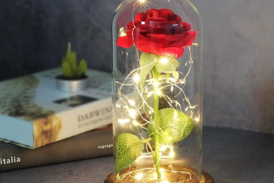 Lumière LED Rose éternelle artificielle dans un couvercle en verre