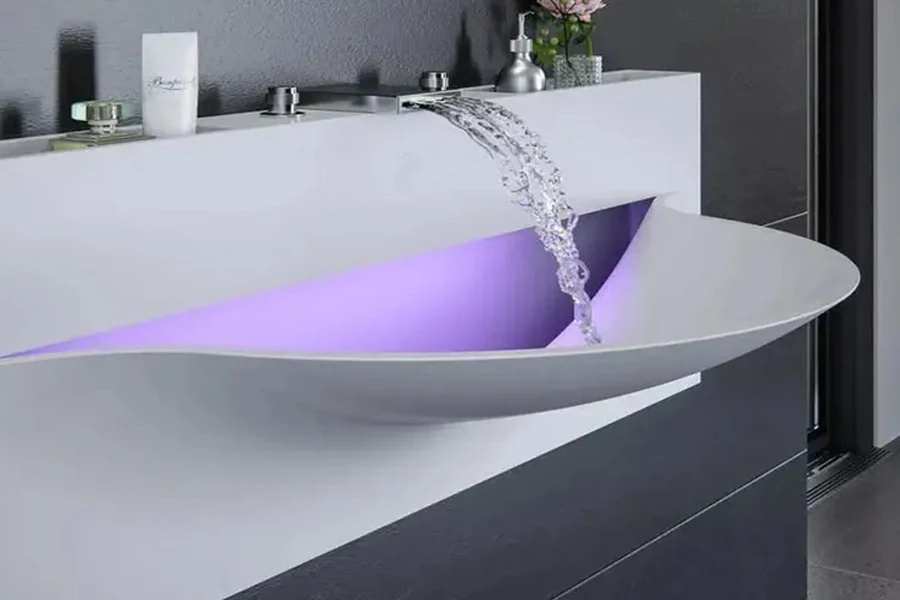 Diseño artístico de lavabo de pared.