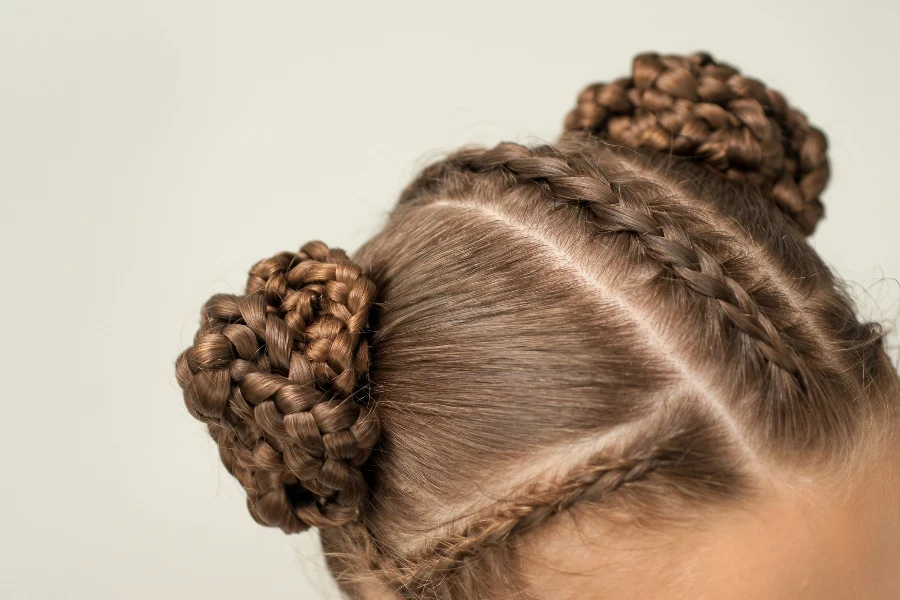 Cabelo lindo em uma garota com cabelo escuro