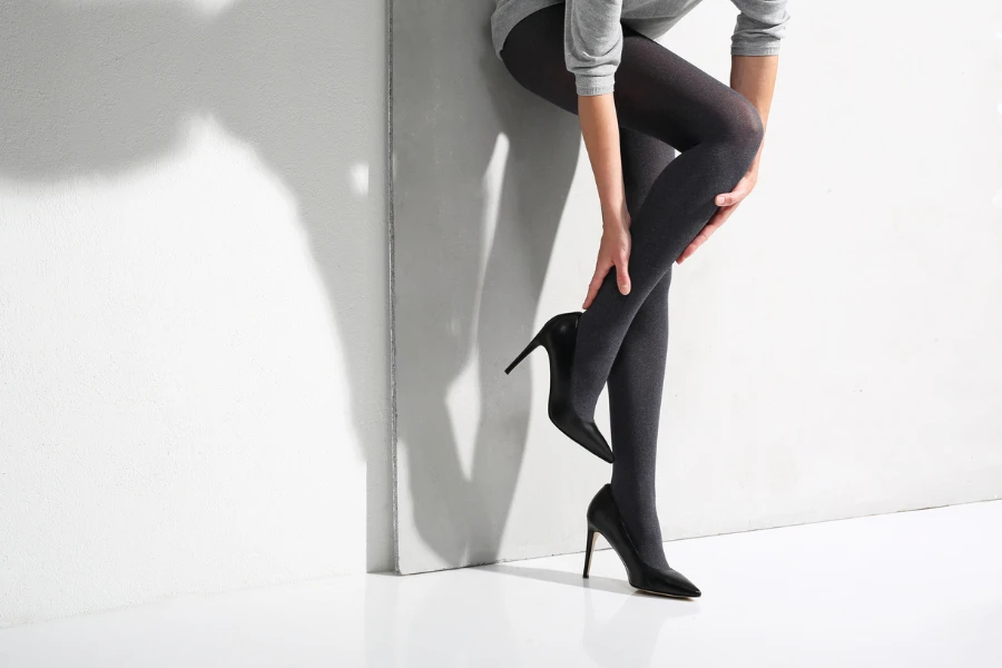 Mulher bonita e de pernas compridas com meia-calça fina e estilo moderno