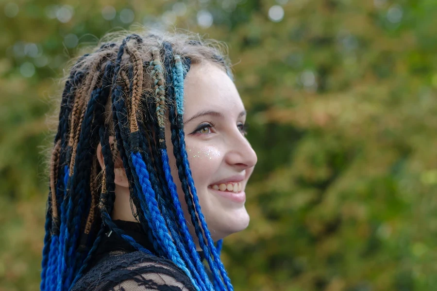 Hermosa mujer joven con trenzas azules