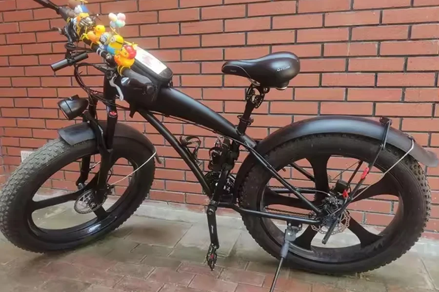 Her iki tekerlekte de tam kapsamlı bisiklet çamurlukları bulunan siyah bisiklet