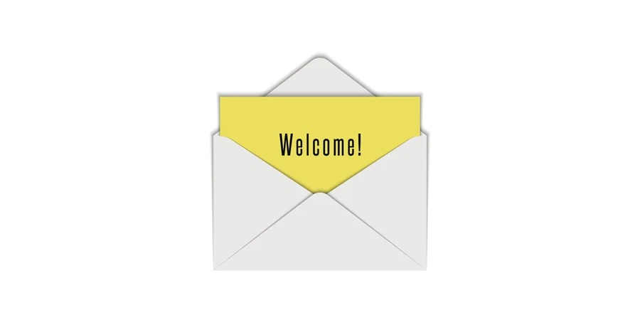 Leerer, realistischer weißer Umschlag, geöffnet mit gelbem Blatt Papier und Text „Willkommen“