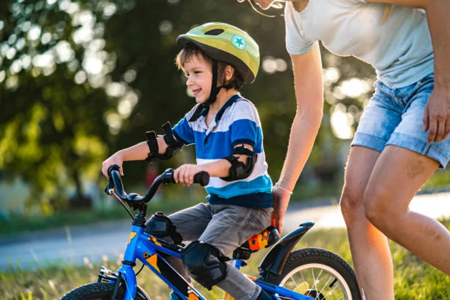 クリップ式の自転車フェンダーを装着した小さな自転車に乗る少年