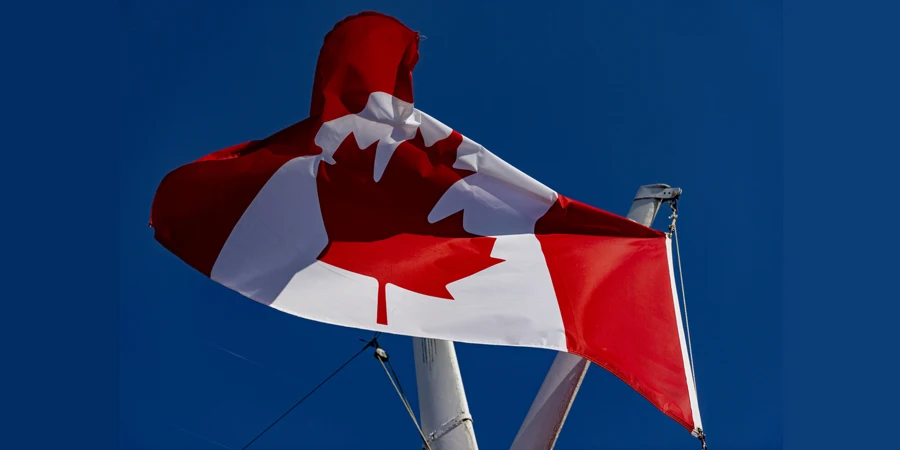 Bandeira canadense em um mastro em Gananoque, no Lago Ontário