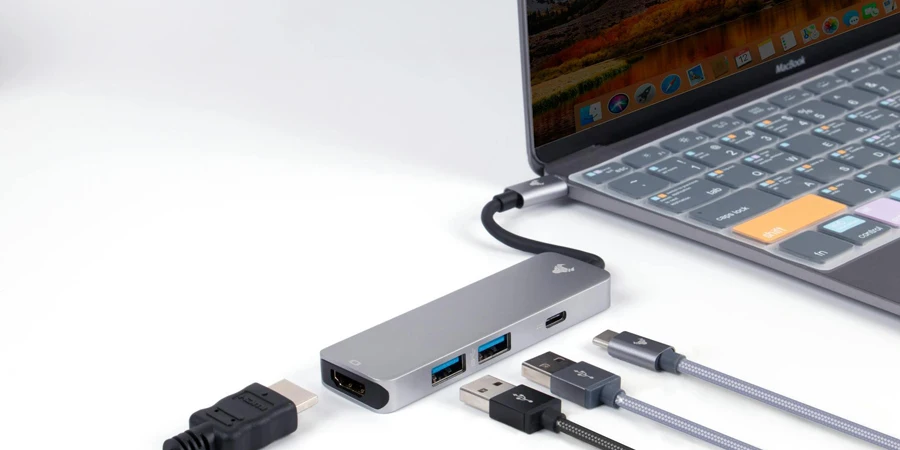 Dizüstü bilgisayarın yanındaki USB bağlantı noktasının yakın çekim çekimi