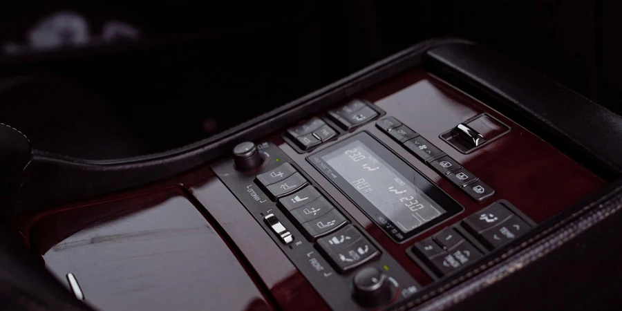 Primo piano della radio e dei pulsanti in una Lexus LS