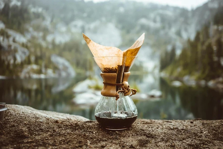 Kaffee wird mit einem Kaffeefilter aus braunem Papier gebrüht