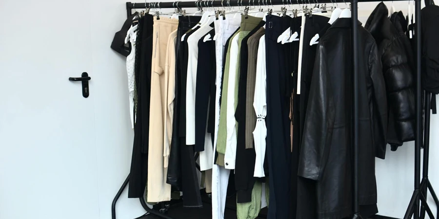 Sammlung von Kleidungsstücken hängen auf Rack