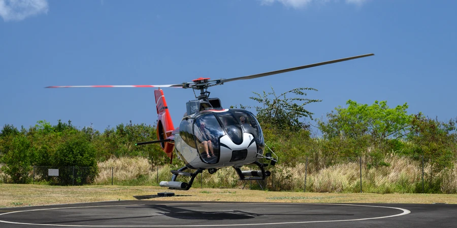 Посадка вертолета Corail Helicopteres на вертолетной площадке
