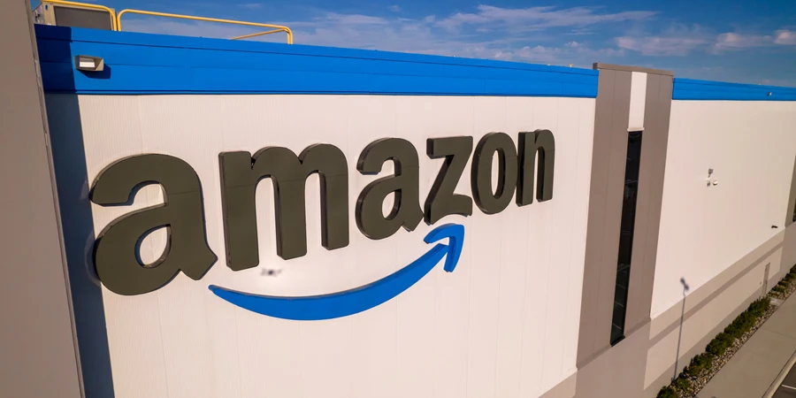 Markenname und Markenzeichen des Firmenlogos von Amazon auf dem Bürogebäude