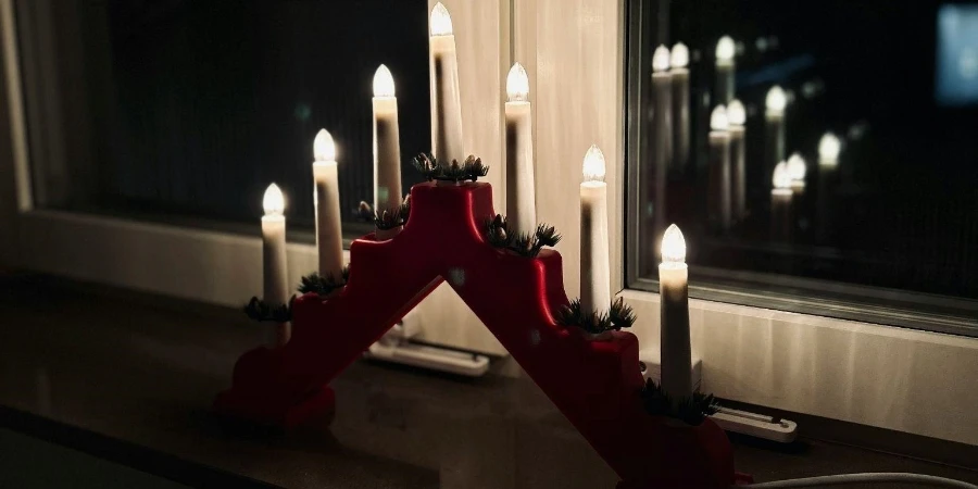 Dekorative elektronische Kerzen vor einem Fenster