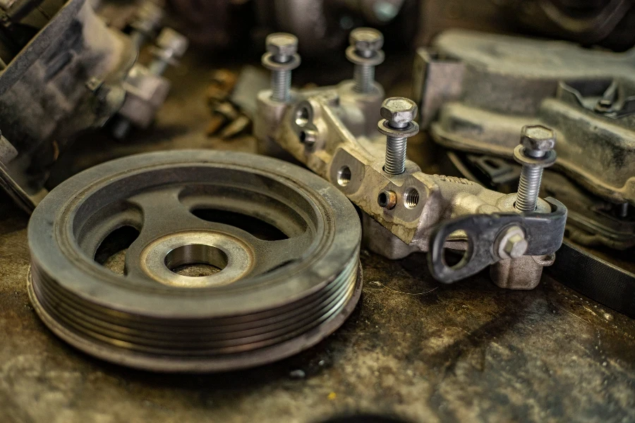 Dettaglio di vecchi ricambi auto su una panchina in un'officina