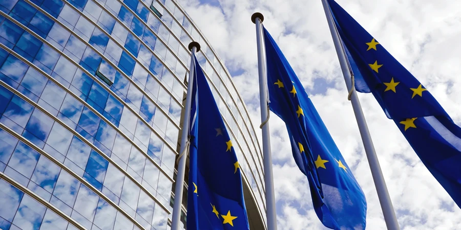 Banderas de la UE en el edificio de la Comisión Europea