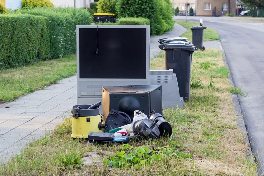 Rifiuti elettronici sul ciglio della strada