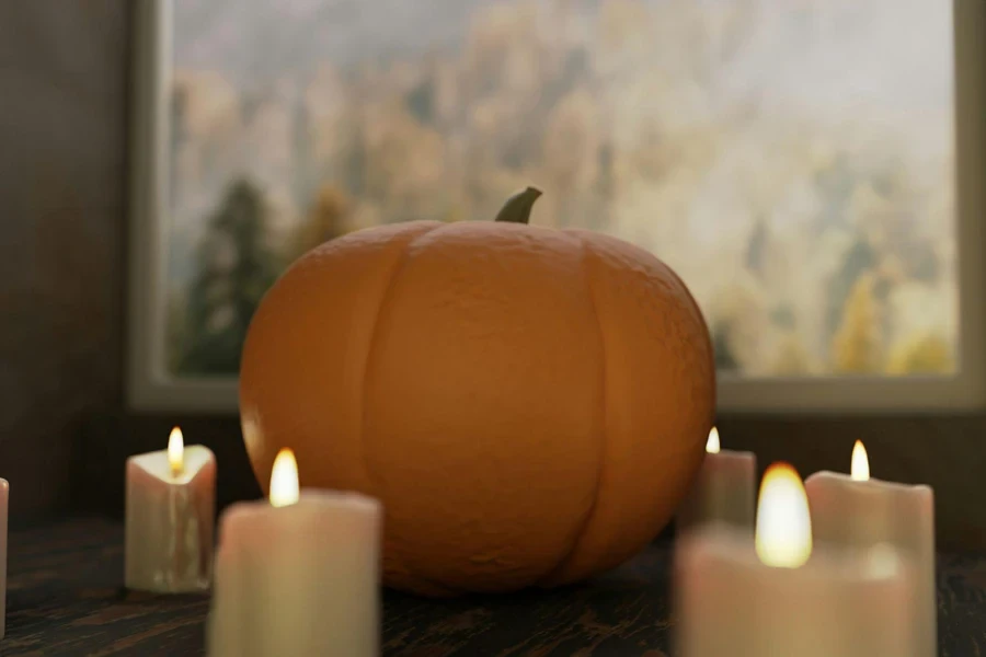 Velas sem chama em uma mesa com uma abóbora