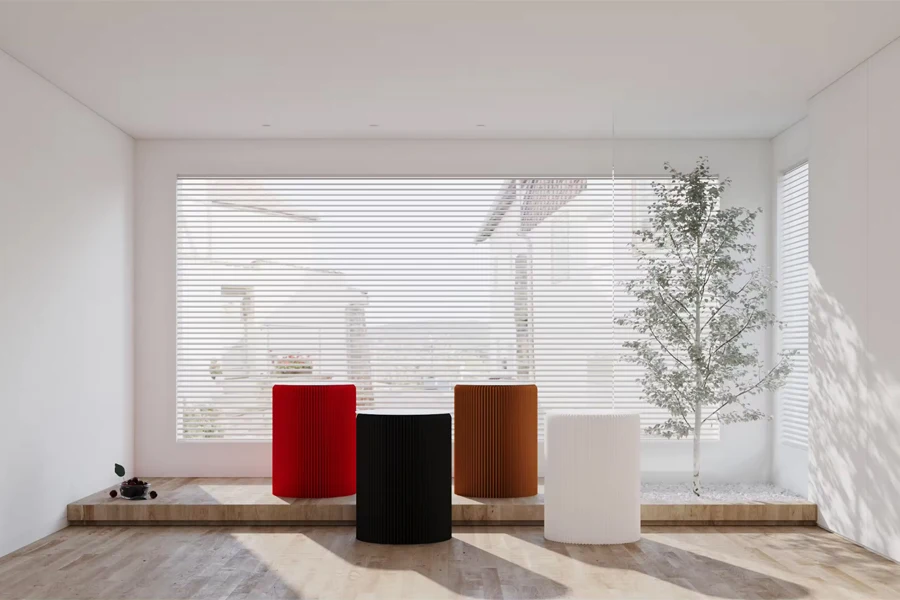 Mesas dobráveis ​​de papel em várias cores que funcionam como assentos
