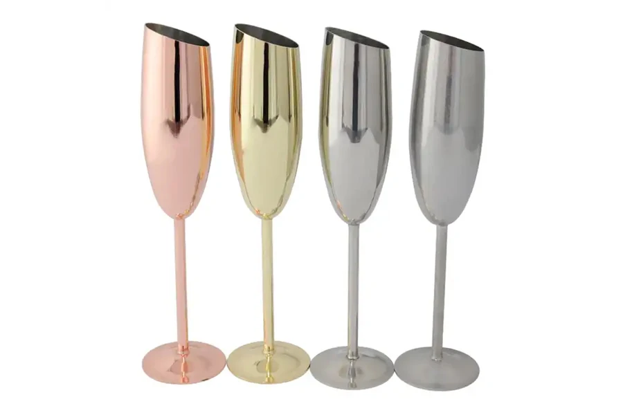 Cuatro flautas de acero inoxidable en rosa, oro y plata.
