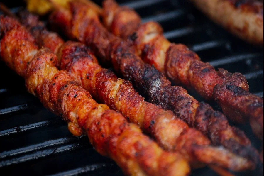 Viande fraîche sur un grill