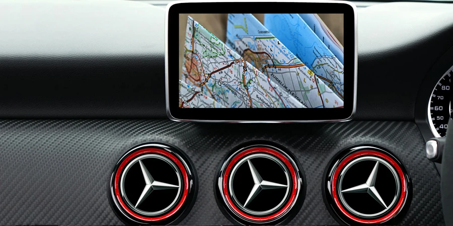 جهاز GPS متصل بلوحة القيادة
