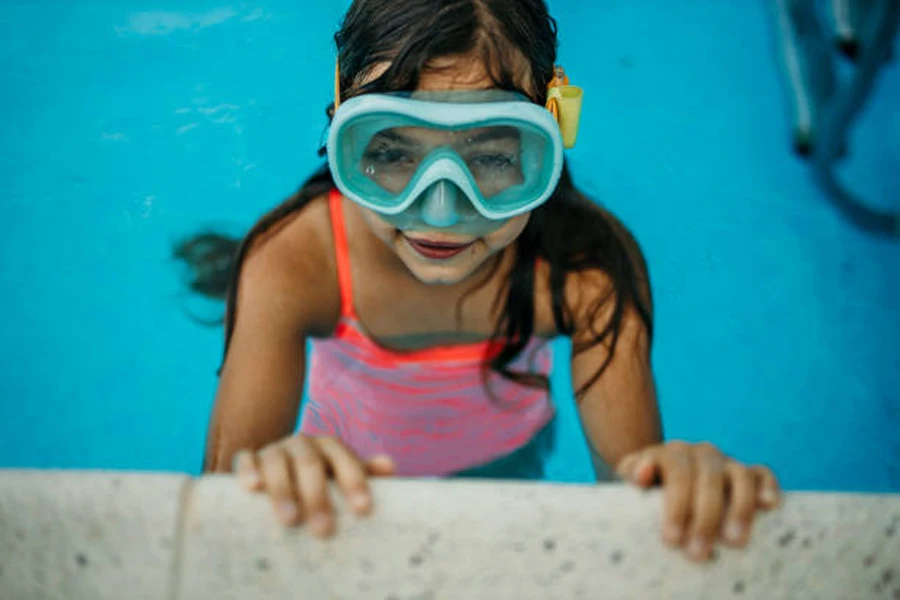 プールで曇り止めシュノーケリングマスクを着用している女の子