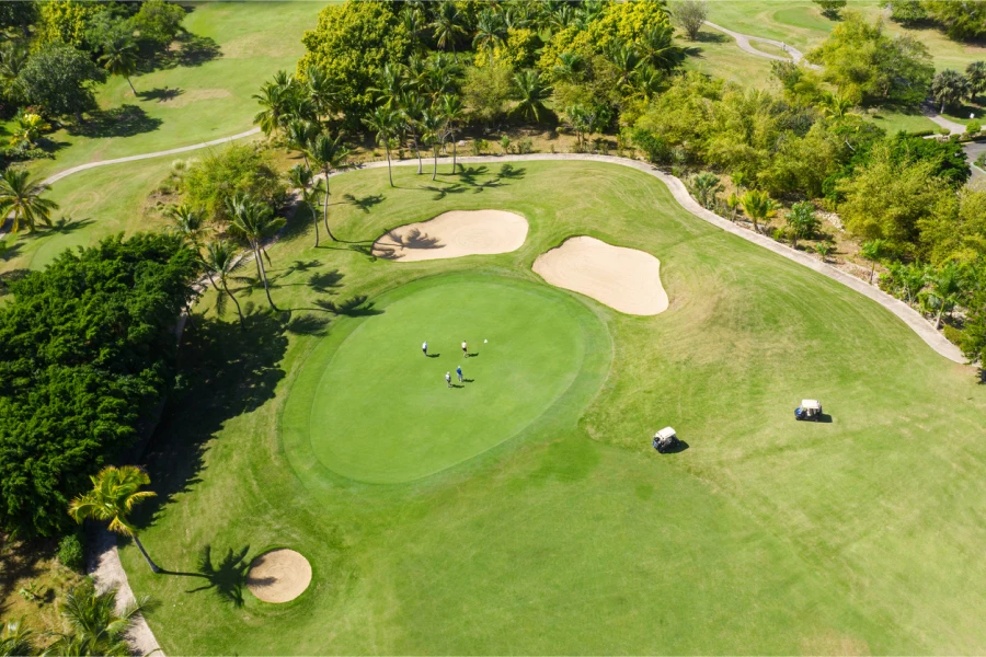 Terrain de golf dans un complexe de luxe, vue aérienne par drone