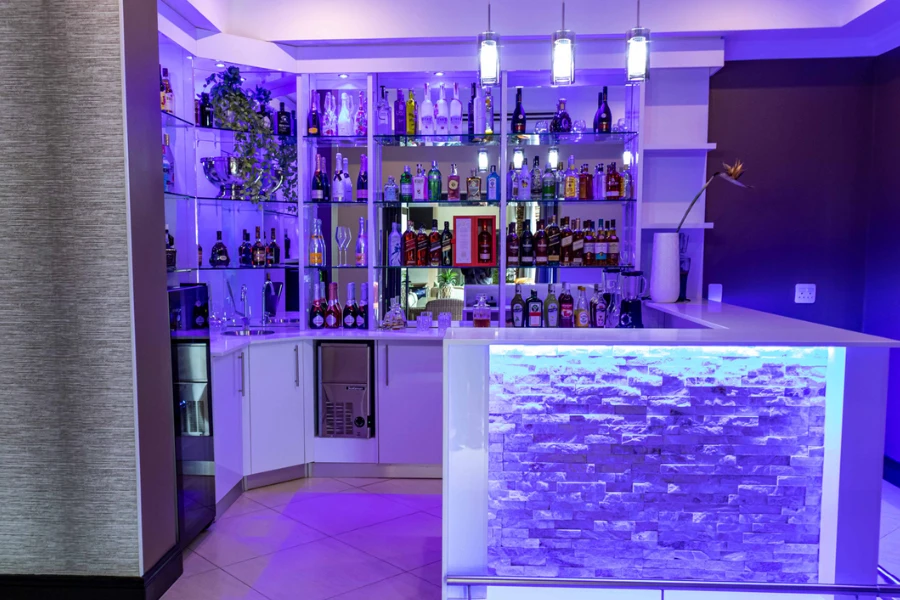 Pequeno bar doméstico de alta tecnologia com iluminação ambiente personalizável