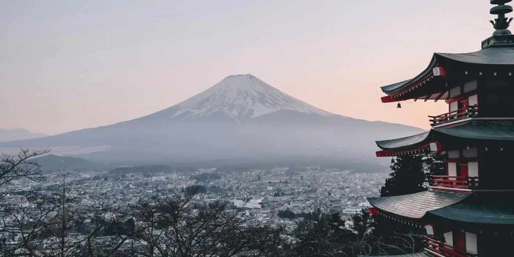 Японию часто представляют гору Фудзи.