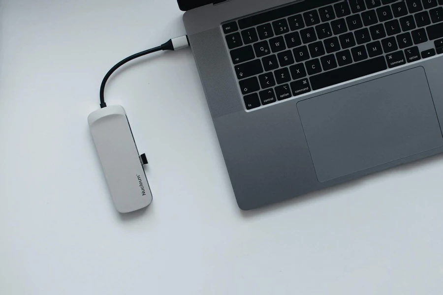 テーブル上のノートパソコンと USB ハブ