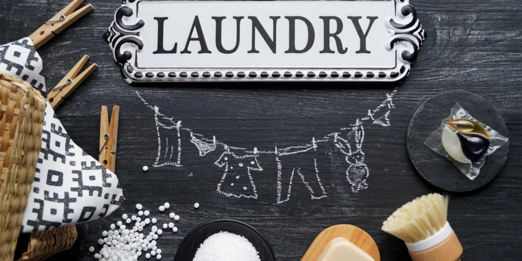 Servicio de lavandería escrito en una pizarra con artículos de lavandería