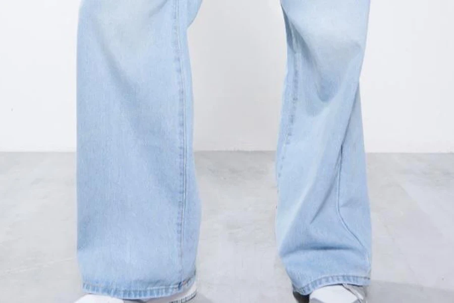 Jeans low-rise dengan kaki ultra lebar