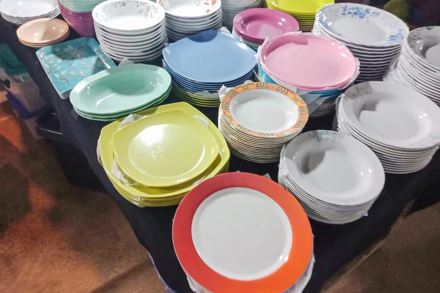 Platos de melamina de varios diseños y tamaños.