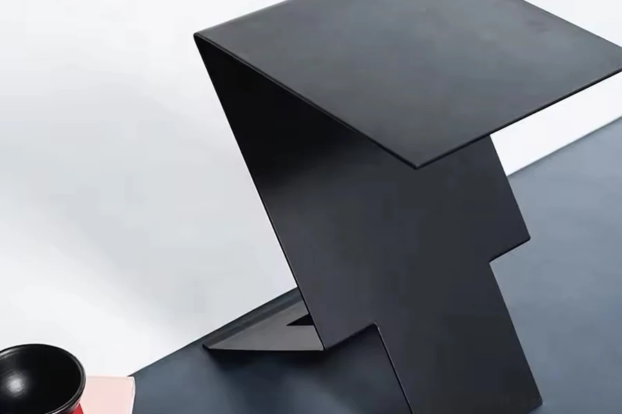 Mesa lateral de ferro minimalista preta abstrata em forma de Z